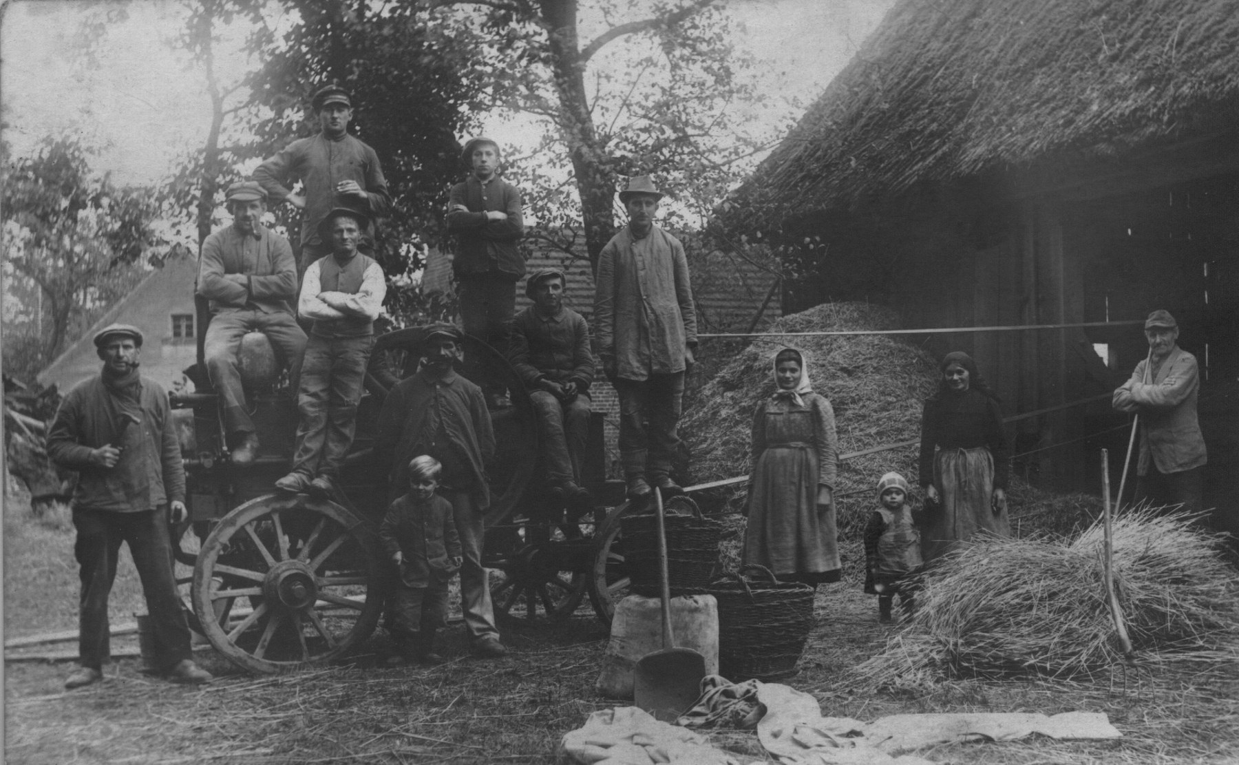 Historische Aufnahme 1925: Erntezeit auf dem Hof Jera in Drachhausen – Familie und Helfer beim Dreschen